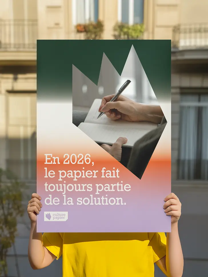 Enfant tenant une affiche avec écrit En 2026 le papier fait toujours partie de la solution