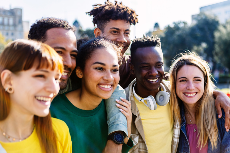 Des jeunes adultes riant ensemble